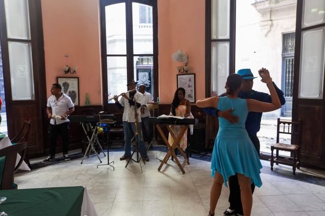 Salsa ou bachata, par quelle danse commencer quand on débute Salsa ou bachata, par quelle danse commencer quand on débute