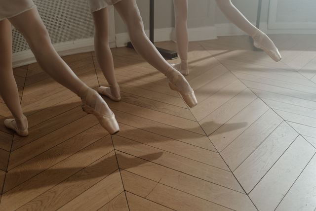 Chaussures de danse pour la salsa et le rock Chaussures de danse à talon posées sur le parquet d'un studio