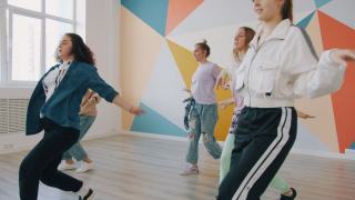 Peur de danser en public, comprendre le blocage pour oser enfin